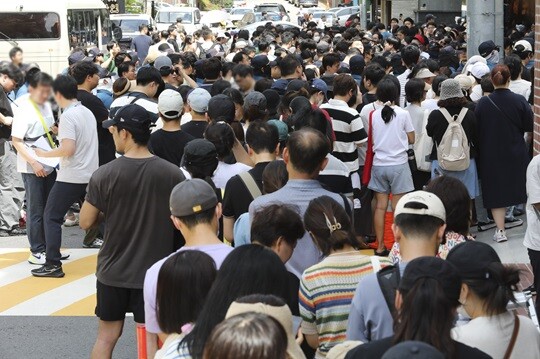 7월 26일 서울 강남구 티몬 신사옥 앞에서 환불을 기다리며 줄 선 소비자들. 사진=박정훈 기자