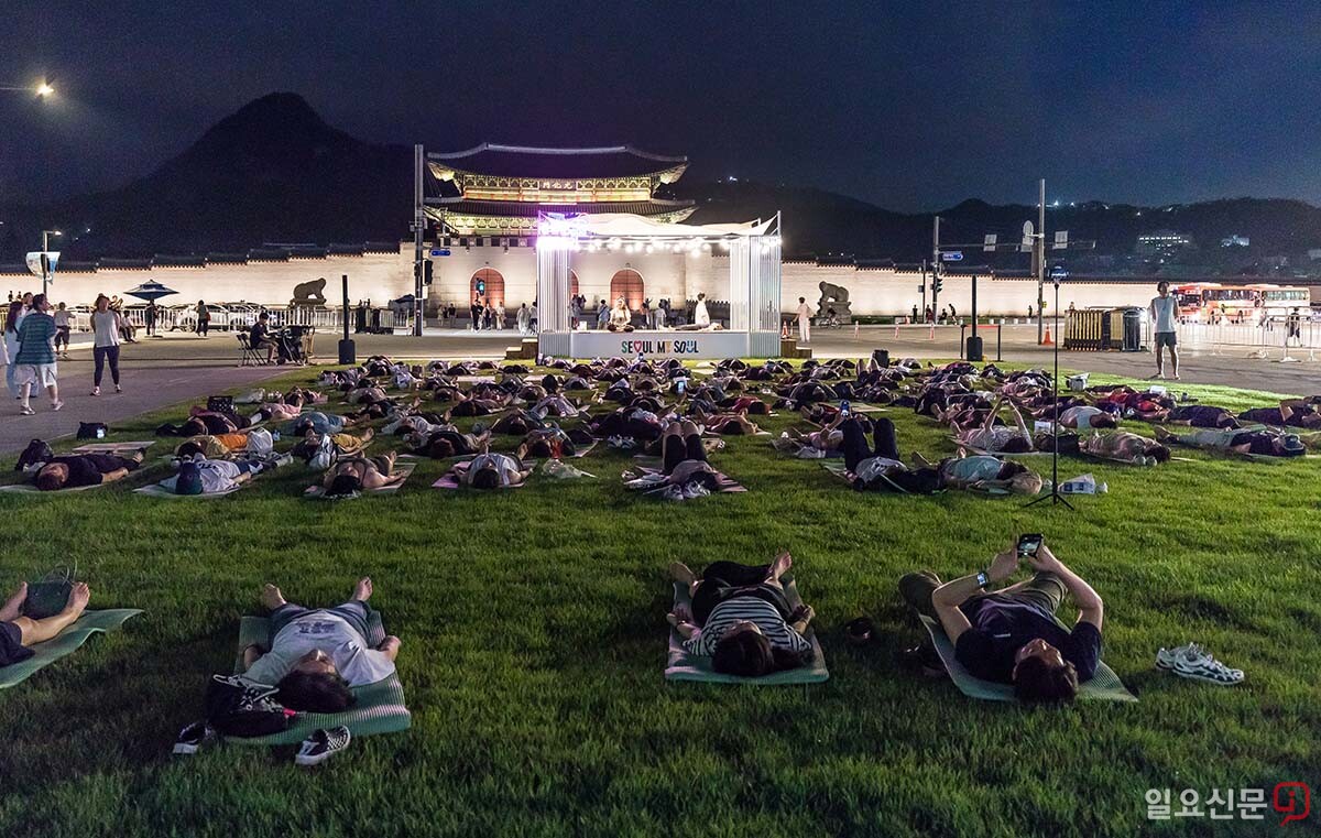 광화문광장 육조거리에서 광화문 달빛요가 프로그램이 진행되고 있다.