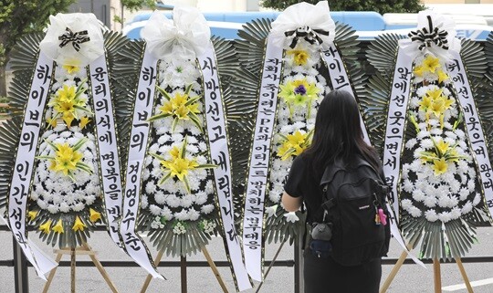 하이브(HYBE)와 민희진 어도어(ADOR) 대표 간의 갈등이 계속되는 가운데 31일 오전 하이브 본사 앞에 뉴진스의 팬덤 버니즈가 근조화환을 보내는 시위를 하고 있다. 사진=박정훈 기자