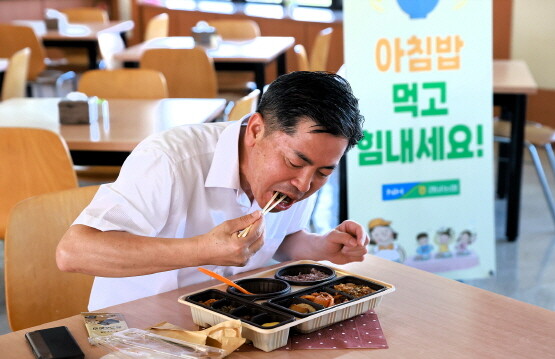 조근수 본부장이 아침 도시락을 먹으며 아침밥 먹기 쌀 소비촉진을 실시하고 있다. 사진=경남농협 제공