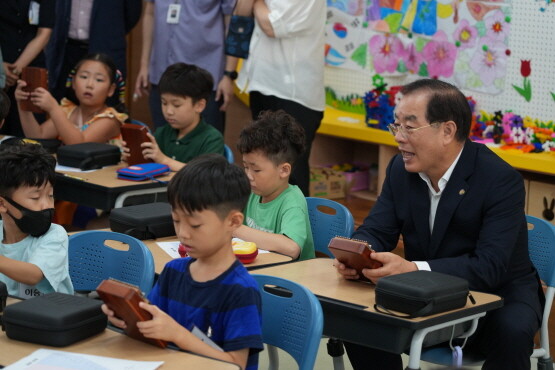 하윤수교육감의 거점형 늘봄서머스쿨 현장 방문 모습. 사진=부산시교육청 제공