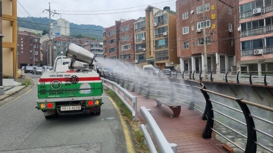 집중 방역소독 실시 모습. 사진=김해시 제공