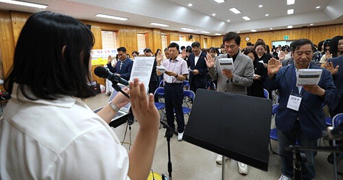 10일 경산청소년의 날 축제가 열린 한국농업인연합회관에서 참석자들이 '청소년헌장 낭독'을 하고 있다. 사진=남경원 기자