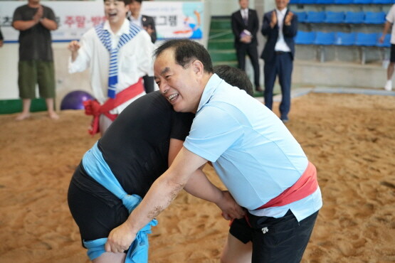 하윤수 부산교육감이 ‘2024 스포츠 늘봄학교 주말·방학 캠프’를 찾아 씨름체험을 갖는 모습. 사진=부산시교육청 제공