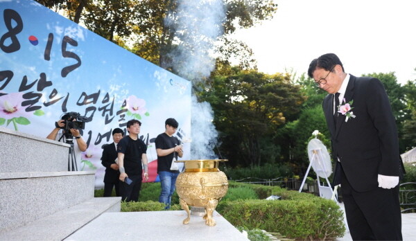 도성훈 인천광역시교육감이 제79주년 광복절을 맞아 수봉공원 현충탑에서 헌화와 분향을 하고 있다. 사진=인천시교육청 제공