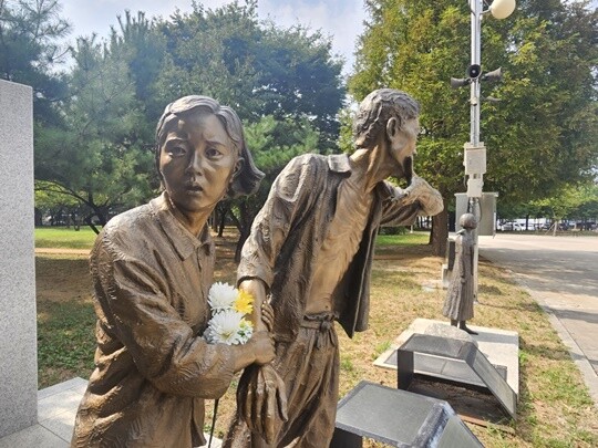 인천광역시 부평공원 안에 설치된 징용노동자상. 노동자상 외에는 이 장소가 강제징용 현장이라는 것을 알려주는 표식은 없었다. 사진=이강원 기자