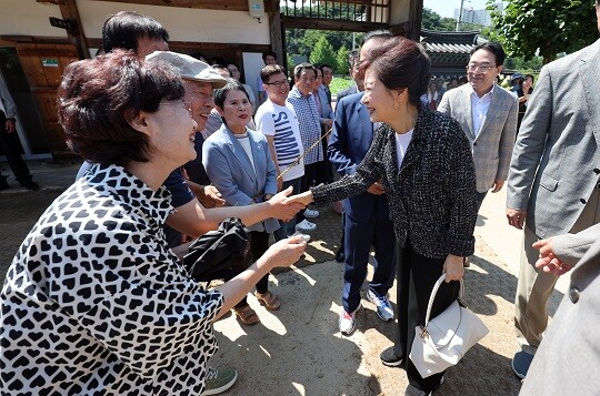 박근혜 전 대통령이 모친인 고 육영수 여사의 서거 50주기를 하루 앞둔 8월 14일 충북 옥천에 있는 어머니 생가를 방문, 시민들과 인사하고 있다. 사진=연합뉴스