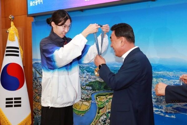 울산시청 소속 파리올림픽 태권도 금메달리스트 김유진 선수와 김두겸 시장. 사진=울산시 제공