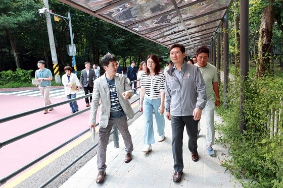 이상일 용인특례시장이 16일 기흥구 보라동 나곡중학교 차양막 설치 현장을 점검하고 있다. 사진=용인특례시 제공