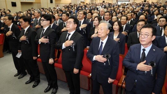 18일 오전 국립서울현충원에서 열린 김대중 전 대통령 서거 15주기 추모식에서 한동훈 국민의힘 대표와 박찬대 민주당 대표 직무대행 겸 원내대표 등 여야 정치인들이 국기에 경례하고 있다. 사진=연합뉴스