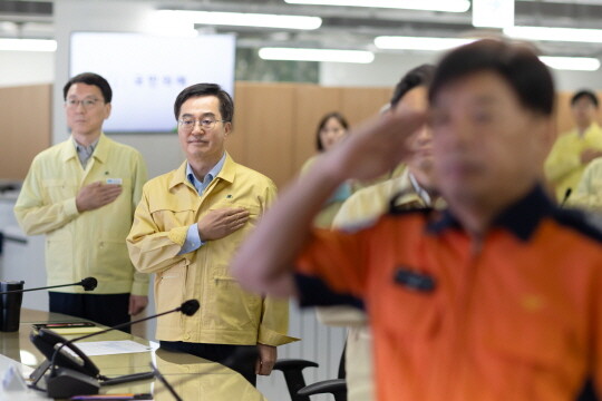 국민의례하는 김동연 경기도지사. 사진=경기도 제공