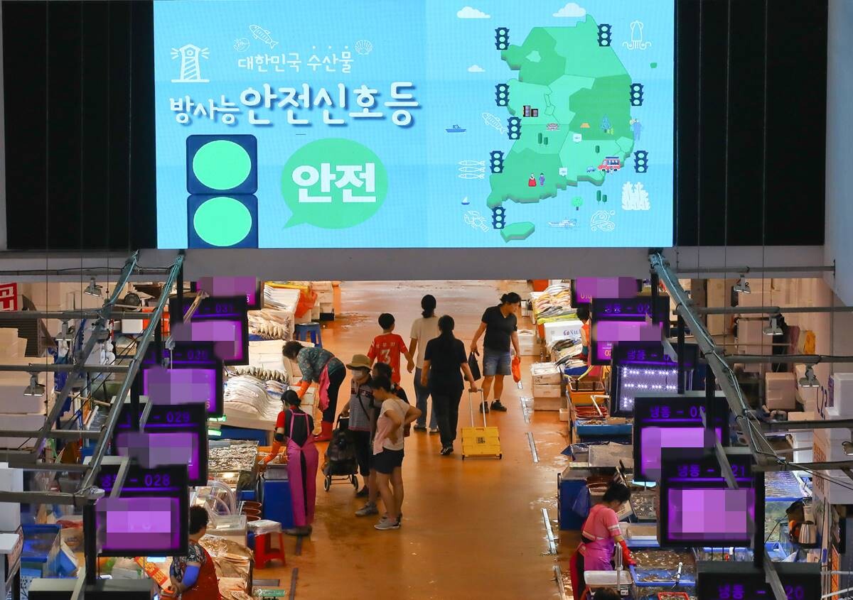 20일 서울 노량진수산시장에서 손님들이 장을 보고 있다. 사진은 기사 특정 내용과 관련없음. 사진=임준선 기자