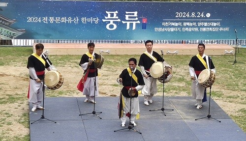 민족음악원 이광수 명인의 ' 비나리' . 사진= 유인선 기자.