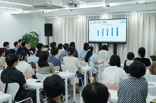 지난달 27일 부산에서 열린 ‘돌고래 : 돌아보자 고독사 없는 내일을 위해’ 캠페인 설명회 현장의 모습. 사진=HWPL 제공