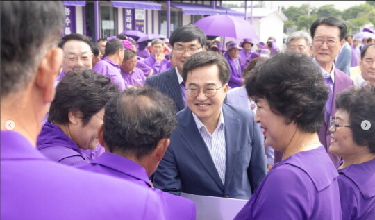 신안군 퍼플섬 주민들이 김동연 경기도지사를 환영하고 있다. 사진=김동연 SNS