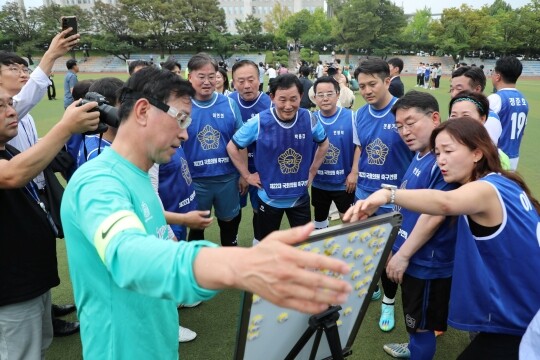 축구대회 경기에 앞서 더불어민주당 의원들이 작전을 세우고 있다. 사진=박은숙 기자