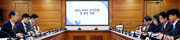 30일 정부서울청사에서 한덕수 국무총리 주재로 '2025 APEC 정상회의 관계기관 점검 회의'가 열리고 있다. 이 자리에는 이 자리에는 APEC 정상회의 개최 관련 협업 중인 주요 부처인 외교부, 국토교통부. 기획재정부, 행정안전부, 문화체육관광부, 국무조정실 등 장·차관급 인사가 함께했다. 사진=경북도 제공