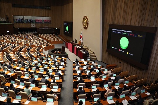 8월 28일 국회에서 열린 본회의에서 전세사기피해자 지원 및 주거안정에 관한 특별법 일부개정안이 재석 295명, 찬성 295명으로 통과됐다. 사진=박은숙 기자