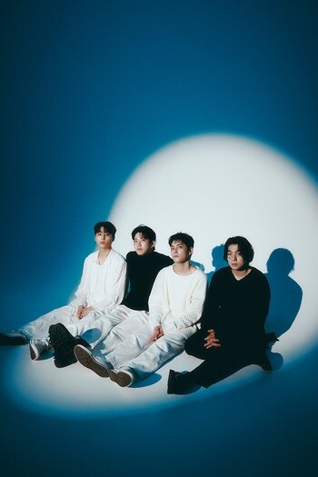 데뷔 10주년을 맞은 DAY6는 현재 자리에 오르기까지의 모든 여정은 "팬들이 없었다면 불가능했던 일"이라고 말했다.  사진=JYP엔터테인먼트 제공