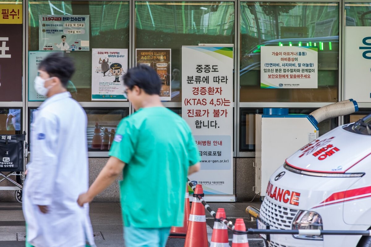 28일 서울 서초구 반포대로 222 가톨릭대학교 서울성모병원 응급의료센터 앞에 '경증환자 진료 불가' 안내문이 놓여 있다. 사진=최준필 기자