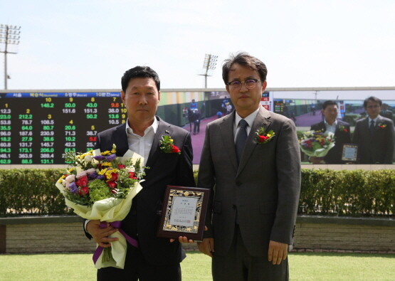 김영관 조교사 1500승 기념행사 장면. 사진=렛츠런파크 부산경남 제공