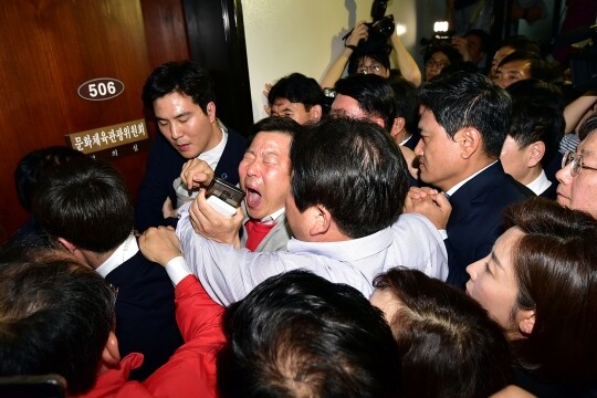 자유한국당(현 국민의힘) 나경원 원내대표와 의원들, 유승민 바른미래당 의원을 비롯한 일부 의원들이 2019년 4월 29일 오후 서울 여의도 국회 본청 국회 사법개혁특별위원회(사개특위) 전체회의가 열리는 국회 문화체육관광위원회 전체회의장으로 진입을 시도하고 있다. 사진=박은숙 기자