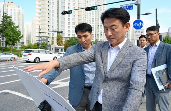 김동근 시장이  구리-포천고속도로 민락 요금소 회차로를 활용한 우회전 차로에 설명을 듣고 있다. 사진=의정부시 제공