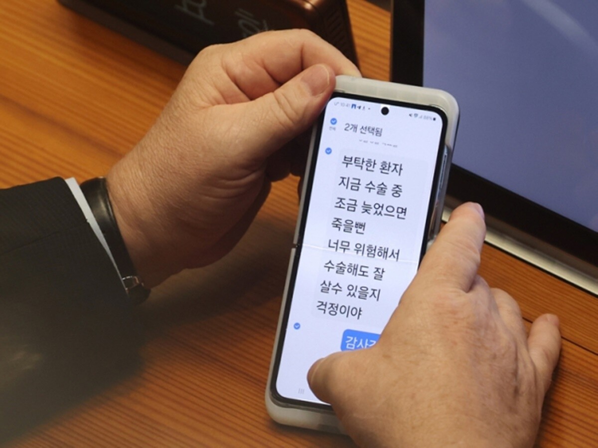 지난 5일 인요한 국민의힘 최고위원은 국회 본회의장에서 지인으로부터 받은 문자 메시지를 확인했다. 사진=연합뉴스