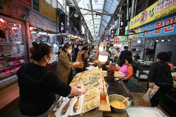 대구시가 추석을 맞아 연휴 기간동안 보건복지 상황반을 운영한다. 사진은 관문시장에서 시민들이 장을 보는 모습. 사진=남경원 기자