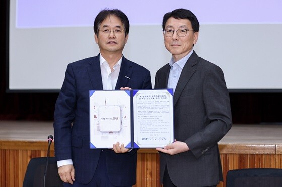 K-컬처밸리 사업의 신속한 정상화를 위한 결의문 전달, 이동환 고양시장(왼쪽), 김성중 경기도 행정1부지사(오른쪽). 사진=고양특례시 제공