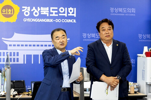 9일 경북도의회 박규탁 수석대변인(왼쪽)이 가야고분군 통합관리기구 경남 김해 입지 선정 용역 결과 철회 요구’를 주장하며 입장문을 발표하고 있다. 사진=경북도의회 제공