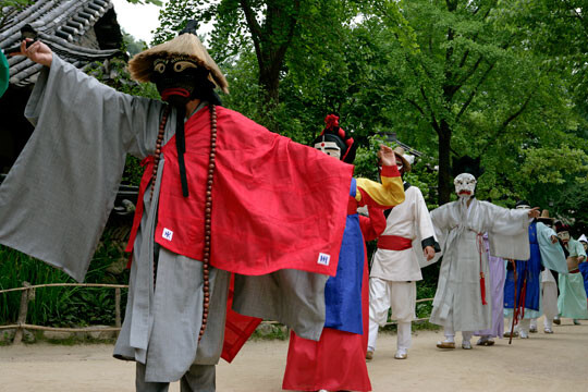 길놀이에 나선 탈꾼들이 행진하는 모습. 사진=국가유산청 제공