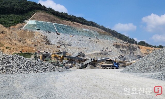 SK오션 조선해양특구 공사장에 설치된 크러셔 모습. 현장에서 GPS를 참조해 위치를 확인한 결과 매립지에 분진시설을 설치한 것으로 확인됐다. 사진=정민규 기자