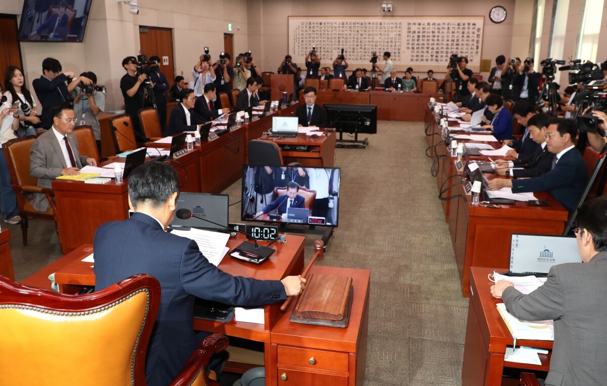 회 법제사법위원회 정청래 위원장이 11일 오전 서울 여의도 국회에서 열린 법제사법위원회 전체회의에서 의사봉을 두드리고 있다. 사진=박은숙 기자