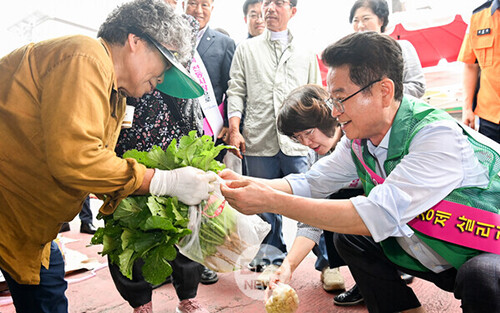 이철우 지사가 12일 도청 직원들과 상주중앙시장을 찾아 추석 명절 장보기를 하고 있다. 사진=경북도 제공