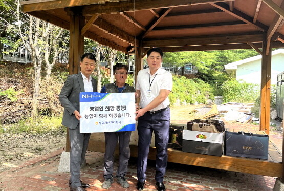 농업인과 농가에 필요한 물품 및 생필품을 전달하고 기념촬영을 갖는 모습. 사진=경남농협 제공