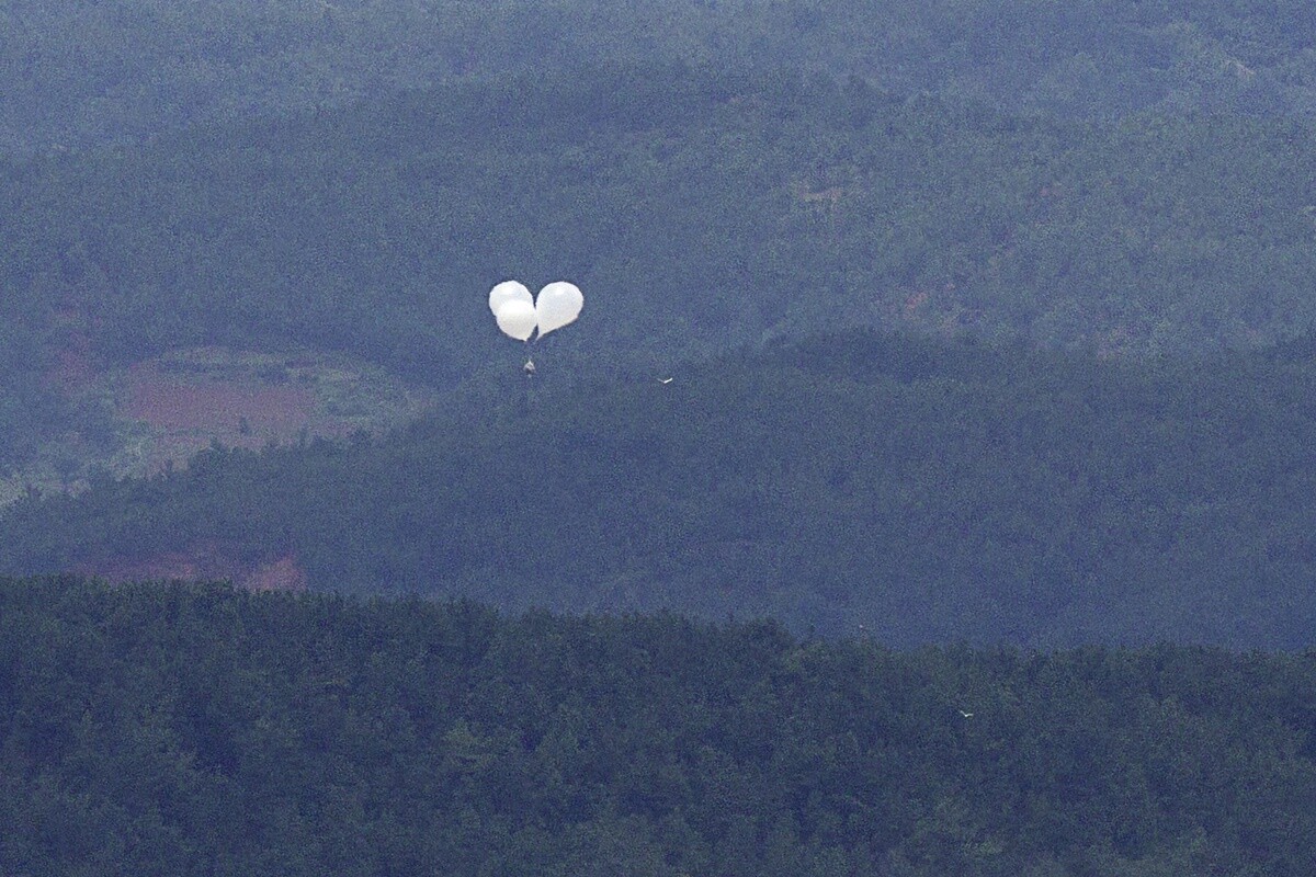 경기도 파주시 오두산 통일전망대에서 바라본 북한 황해북도 개풍군에서 북한의 쓰레기 풍선이 하늘 위로 떠오르고 있다. 사진=연합뉴스