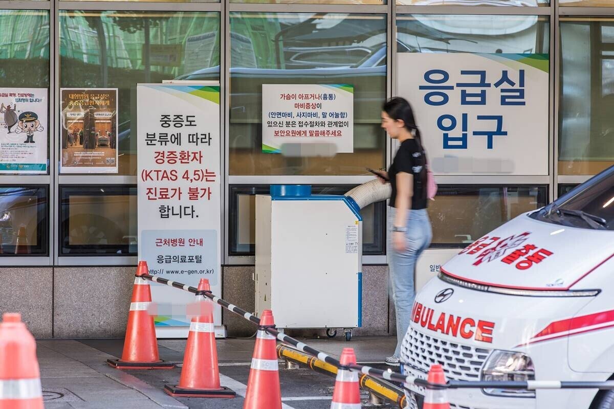 서울의 한 병원 응급실 입구. 경증환자는 진료가 불가하다는 안내문이 보인다. 사진=최준필 기자