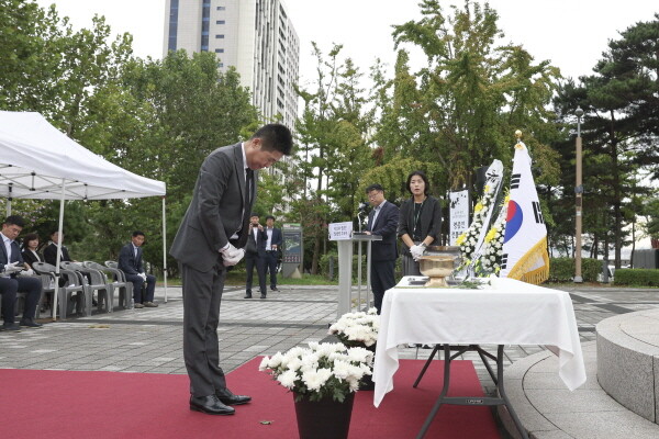 김정헌 인천 중구청장은 20일 영종진 공원에서 열린 ‘영종진 전몰 영령 추모제’에 참석해 전몰 영령에 대한 추모 시간을 가졌다. 사진=중구청 제공