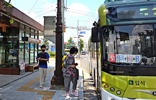 경주시 거주 만 70세 이상 어르신이면 누구나 시내버스를 무료로 이용하게 될 전망이다. 사진=경주시 제공