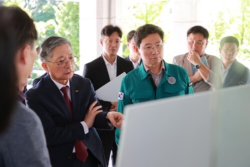 이상일 용인특례시장이  24일  이한준 LH사장과 함께 언남지구  부지를 점검하고 있다.  사진=용인특례시 제공