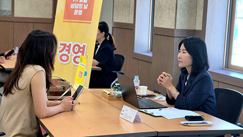 경산시가 25일 시청 별관 회의실에서 고물가와 고금리 시대의 어려움을 겪고 있는 소상공인들을 대상해 '소상공인 1:1 맞춤 상담의 날'을 갖고 있다. 사진=경산시 공