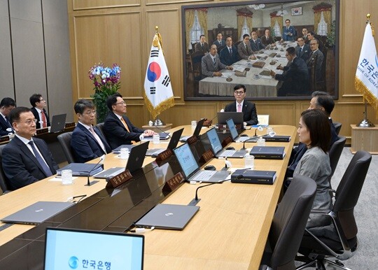 이창용 한국은행 총재가 8월 22일 서울 중구 한국은행에서 열린 금융통화위원회를 주재하고 있다. 사진=사진공동취재단