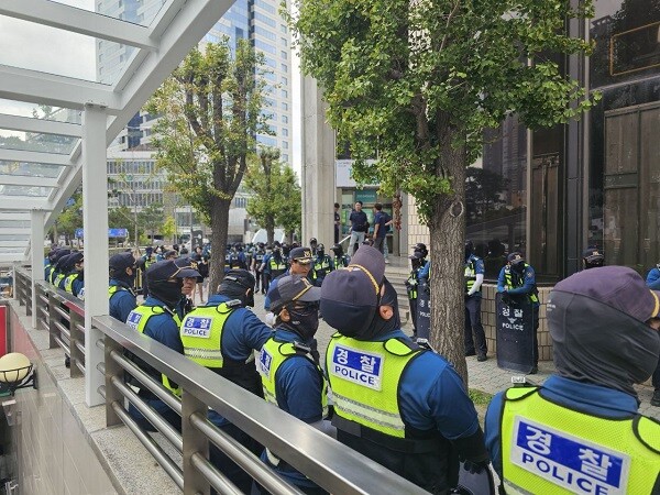 28일 오전 11시께 대구지하철 반월당역 12번 출구 일대. 제16회 대구퀴어문화축제에 앞서 경찰들이 안전통제를 위해 대기 중이다. 사진=남경원 기자