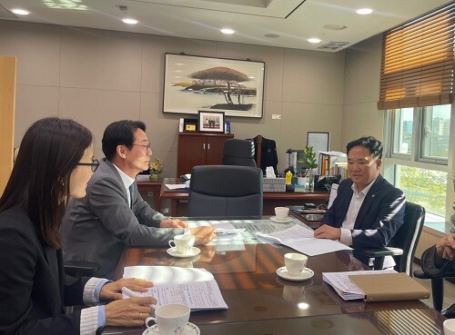 정명근 화성시장이 30일 정부세종청사에서 국토부 백원국 차관과 면담을 갖고 있다. 사진=화성시 제공