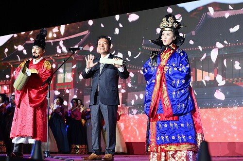 지난해 제60회 수원화성문화제 주제공연에서 이재준 수원시장이 무대에 올라 인사말을 하고 있다. 사진=수원시 제공