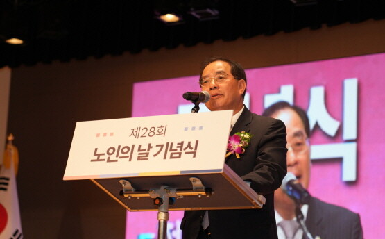 하윤수 교육감이 ‘제28회 노인의 날 기념행사’에서 축사를 갖는 모습. 사진=부산시교육청 제공