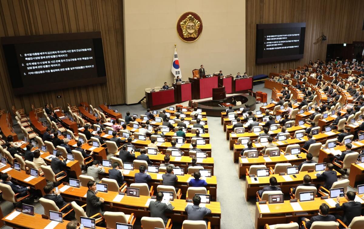 4일 열린 국회 본회의에서 윤석열 대통령이 재의 요구한 '김건희 여사 특검법'과 '채상병 특검법', 지역화폐법(지역사랑상품권이용활성화법) 개정안 등 3개 법안이 상정 되고 있다. 사진=박은숙 기자