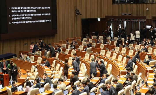 10월 4일 국회에서 열린 본회의에서 윤석열 대통령이 재의요구권을 행사한 ‘김건희 특검법’과 ‘채 해병 특검법’, ‘지역화폐법 개정안’ 등 3개 법안이 재표결되고 있다. 사진=박은숙 기자