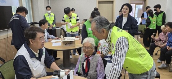 정근 이사장의 진료 모습. 사진=그린닥터스 제공